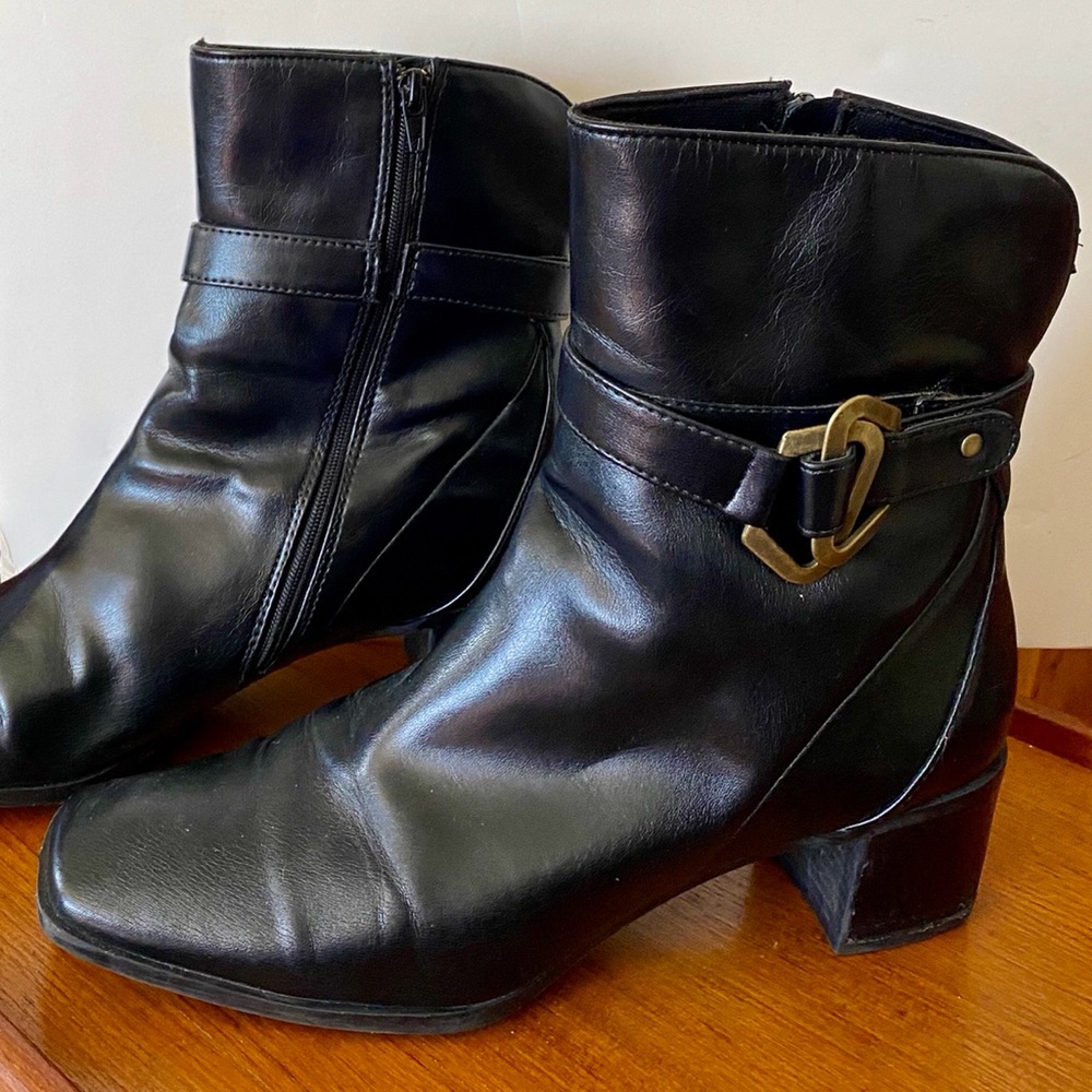 Boot Ladies Liz Claibourne Size 7 1/2